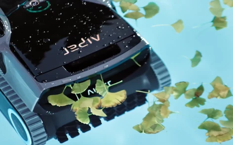 Aiper Scuba X1 Pro Max собирает листья в бассейне