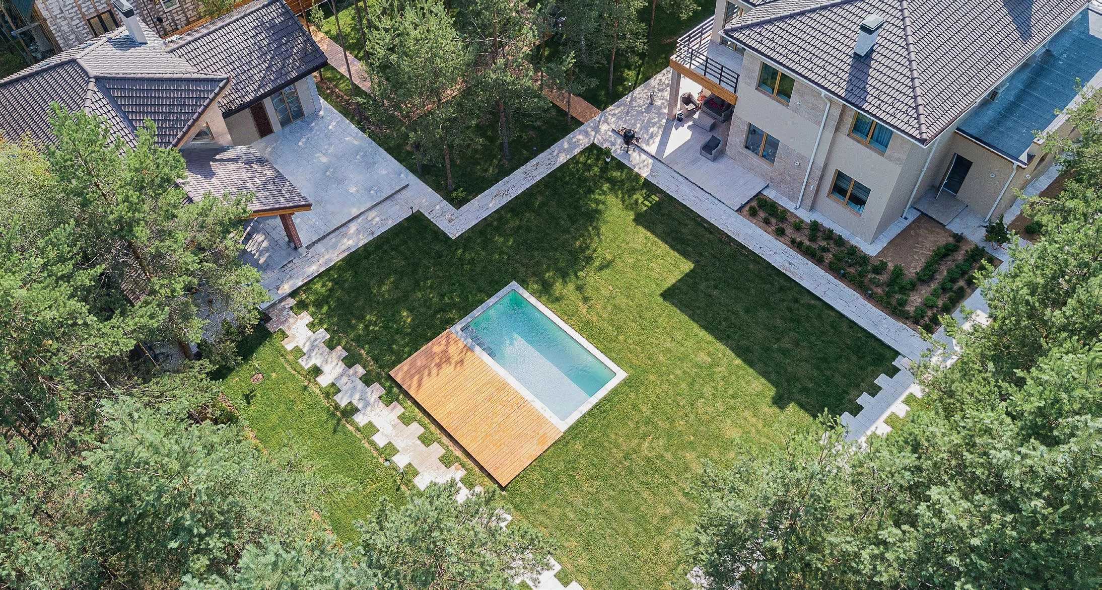 Бассейн POOLSAR, интегрированный в архитектуру загородного дома