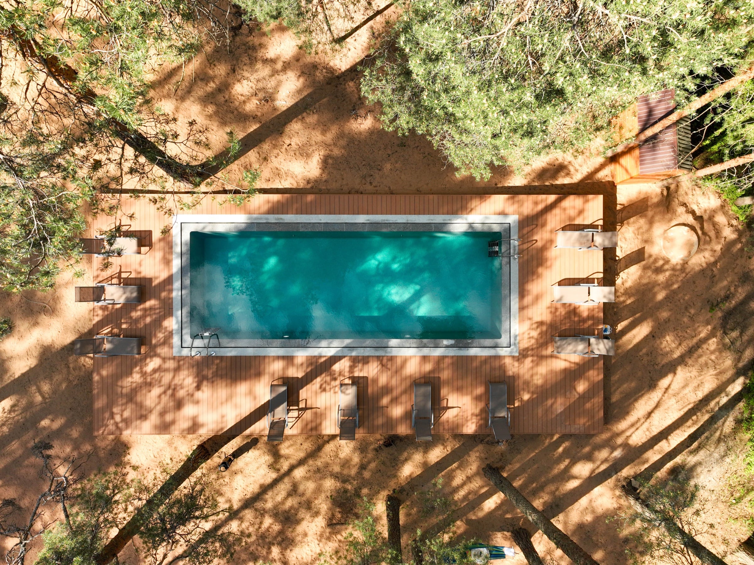 Композитный бассейн POOLSAR среди сосен, вид с воздуха