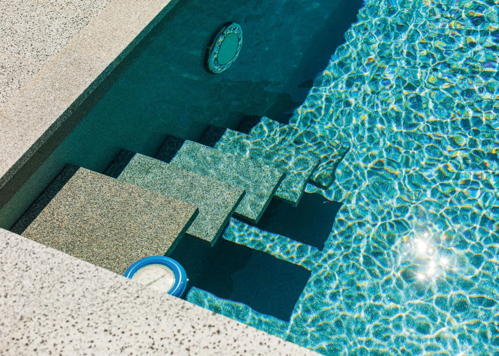 Широкие ступени и зона отдыха в композитном бассейне Poolsar Zen
