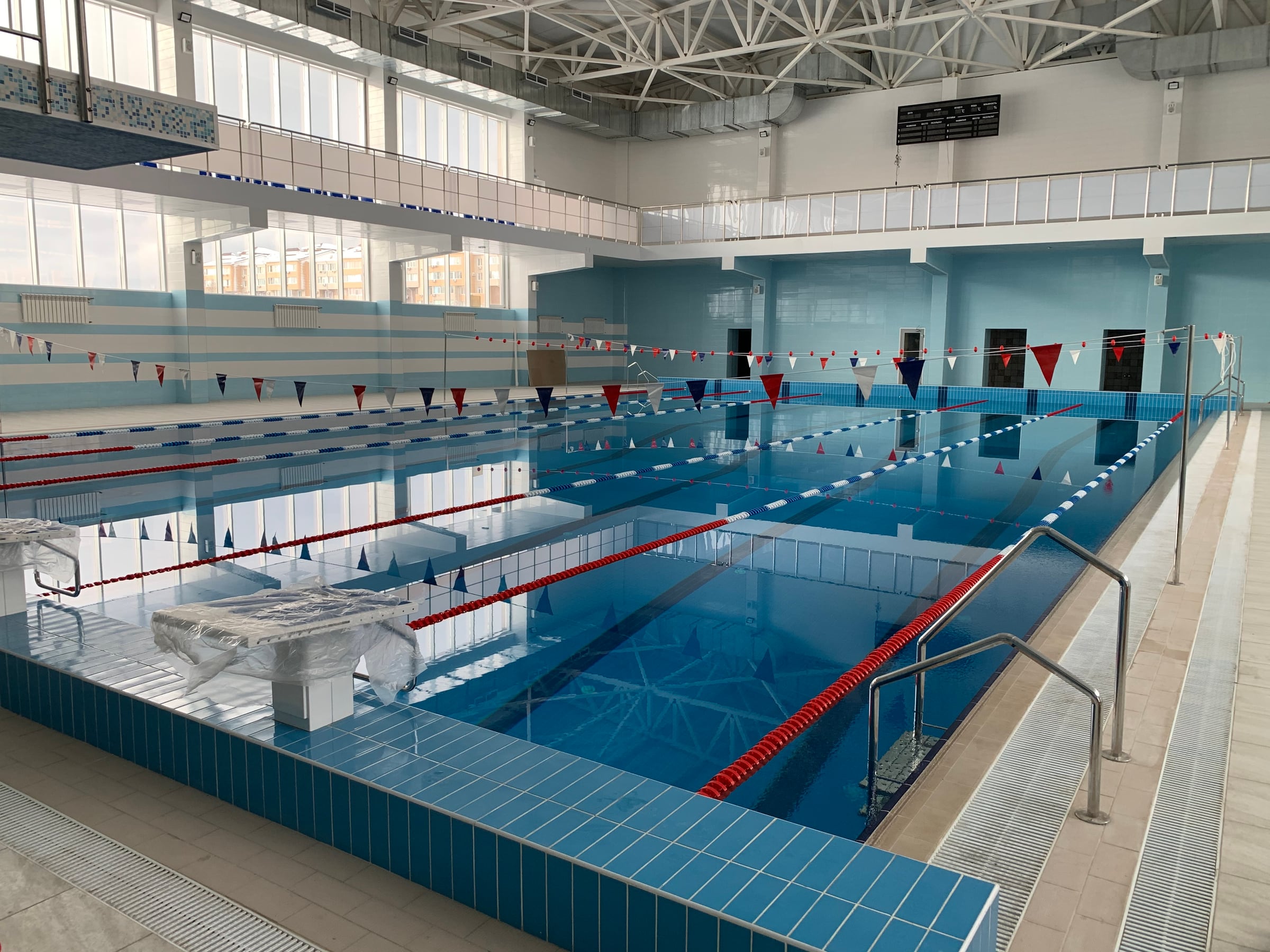 Панорама спортивной чаши и стартовых тумб