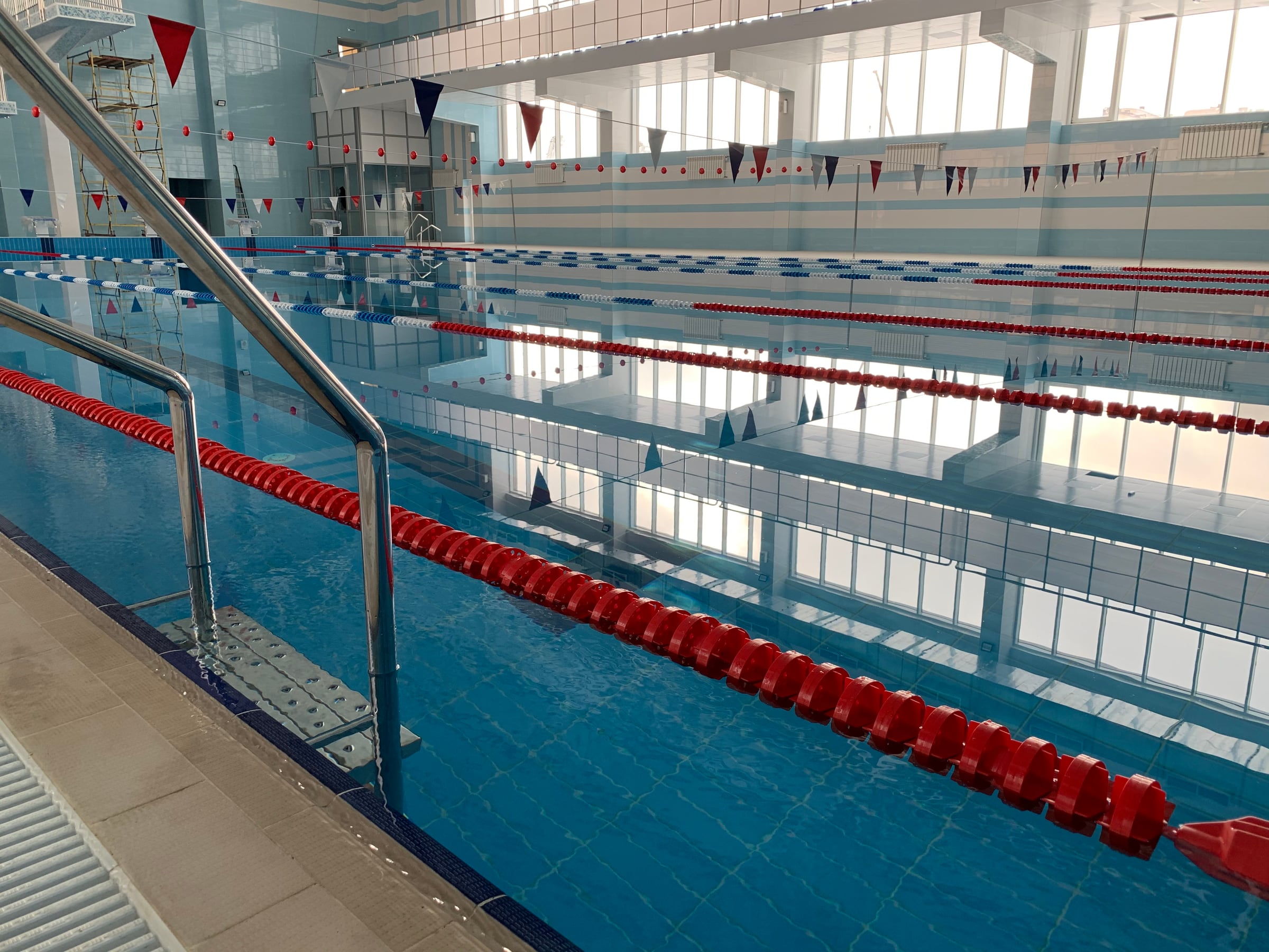 Спортивные дорожки бассейна крупным планом