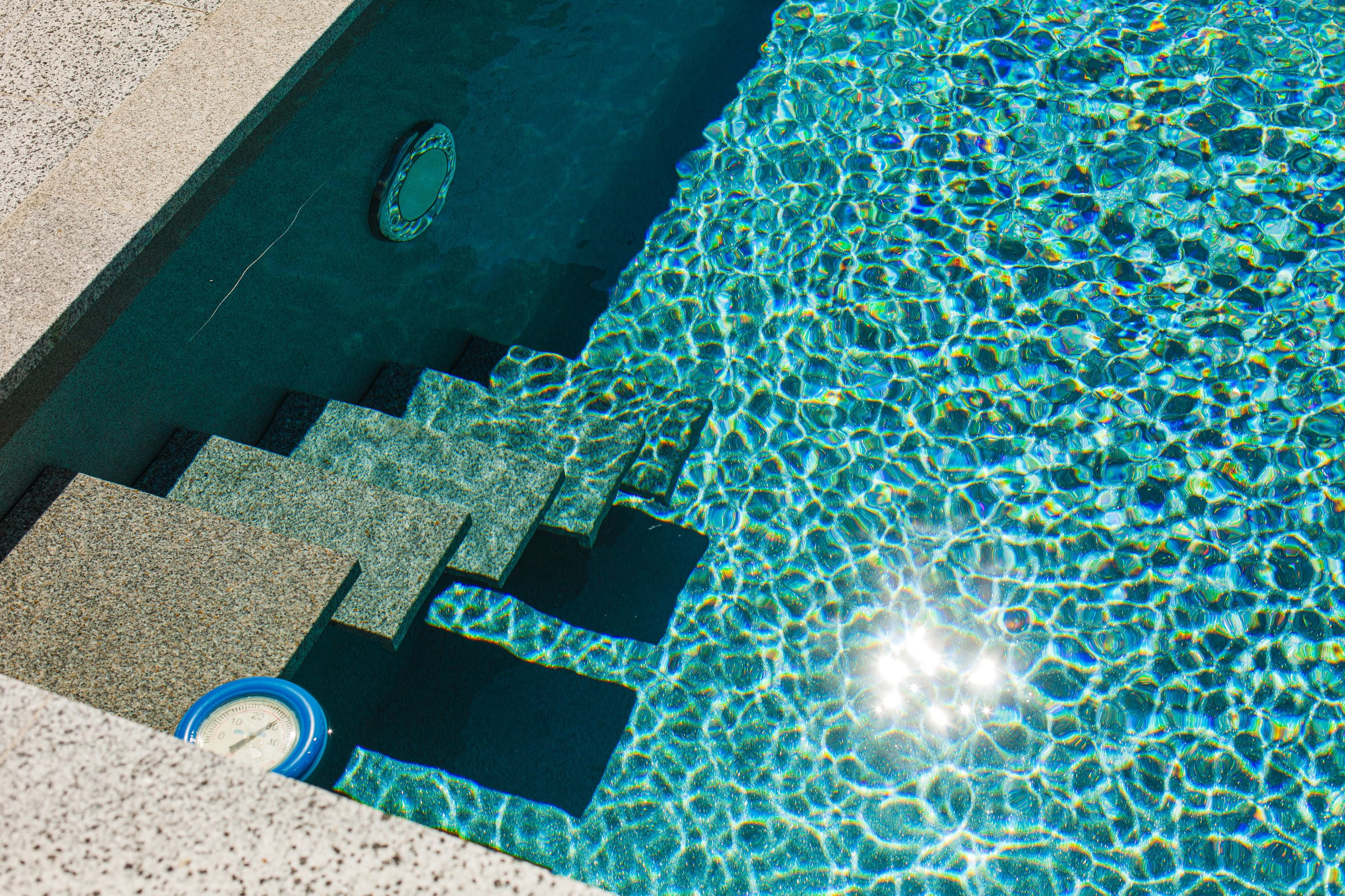 Солнечные отражения на ступенях бассейна POOLSAR