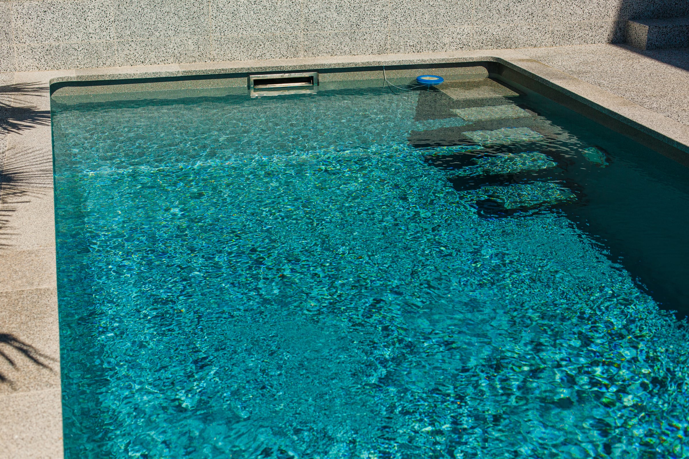 Вода и встроенные ступени бассейна POOLSAR