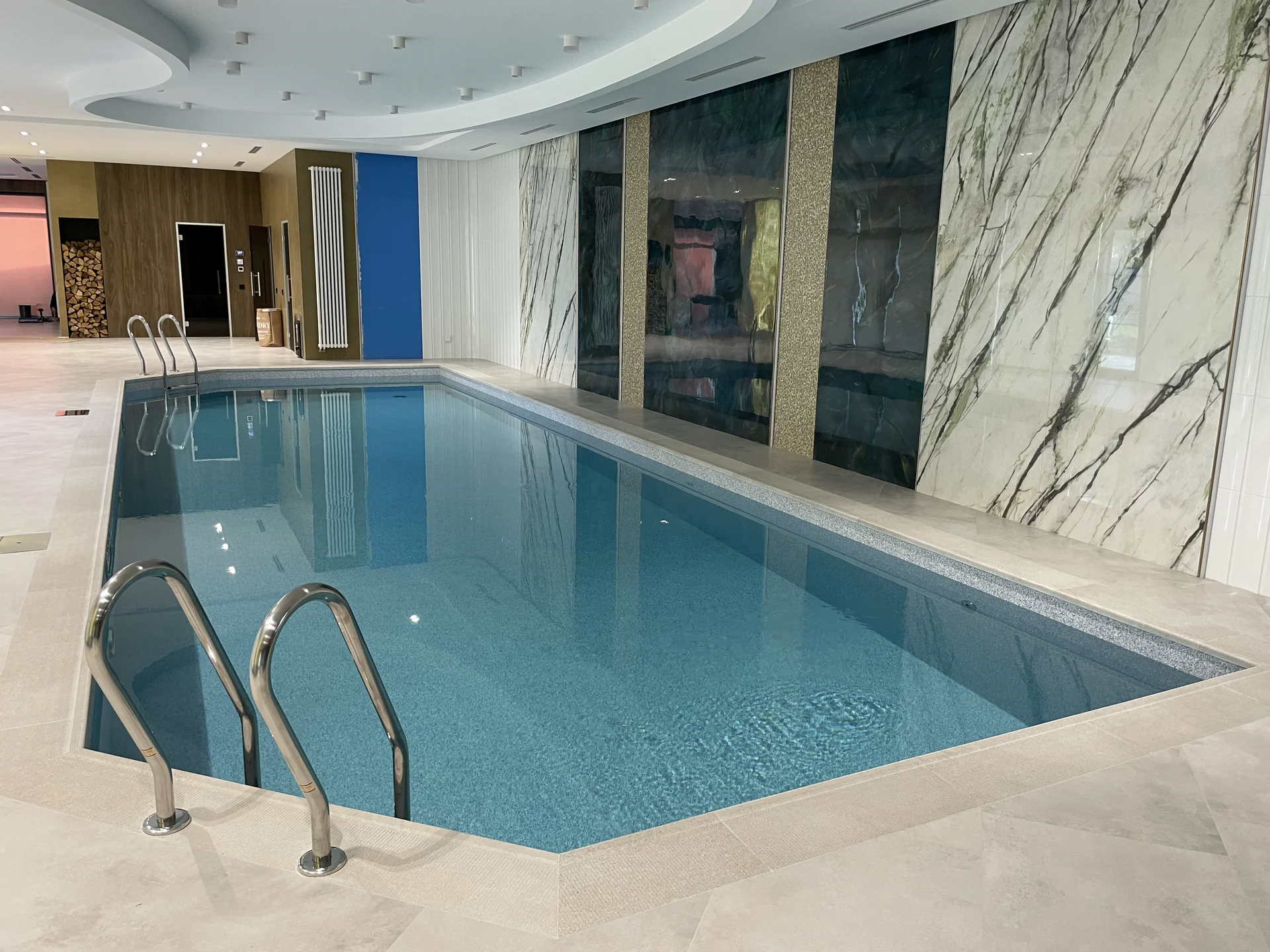 Бассейн 9 на 3,5 метра в частной SPA-зоне