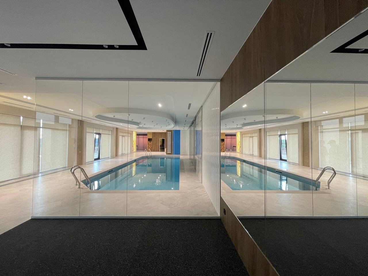 Отражение бассейна в зеркальных стенах SPA-зоны
