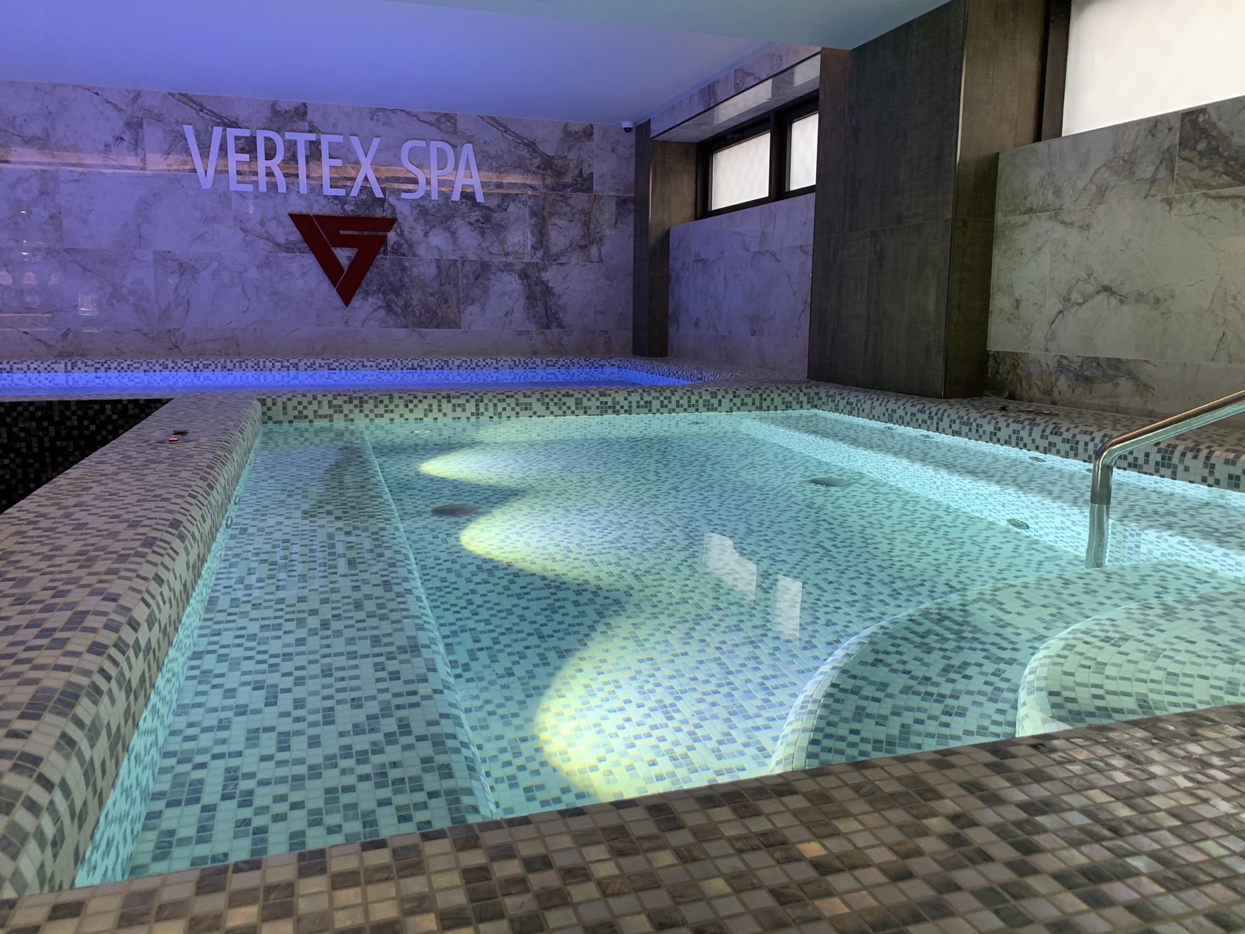Бассейн и гидромассажная зона Vertex SPA Hotel