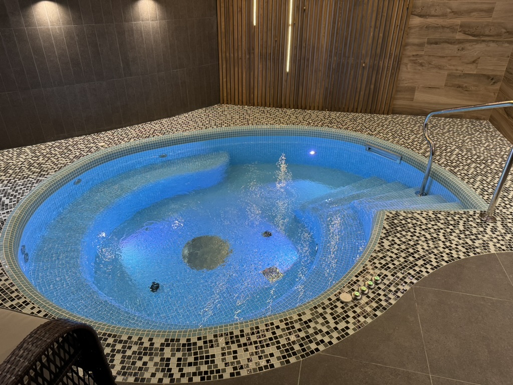 Гидромассажный бассейн общественного SPA-комплекса