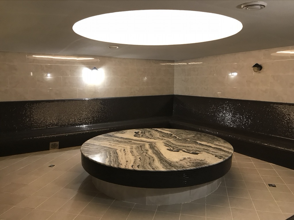 Просторная парная общественного SPA с центральным камнем