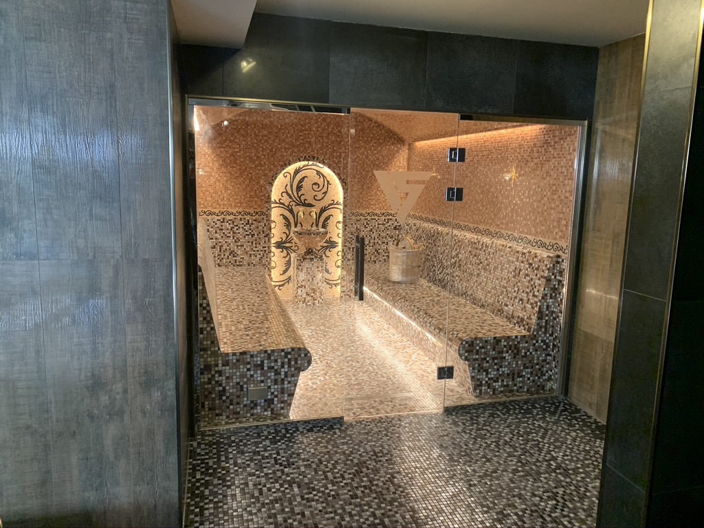 Тёплый хаммам с мозаикой, стеклянным фасадом и подсветкой